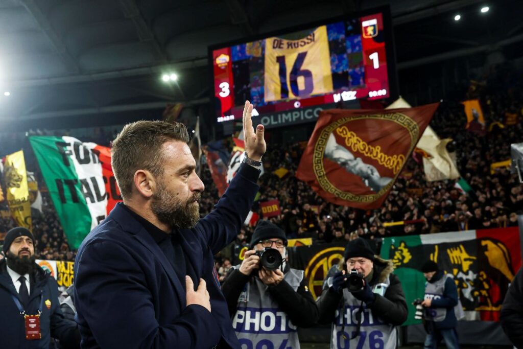De Rossi che saluta la Curva Sud