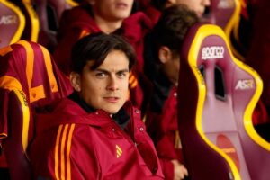 Paulo Dybala seduto in panchina
