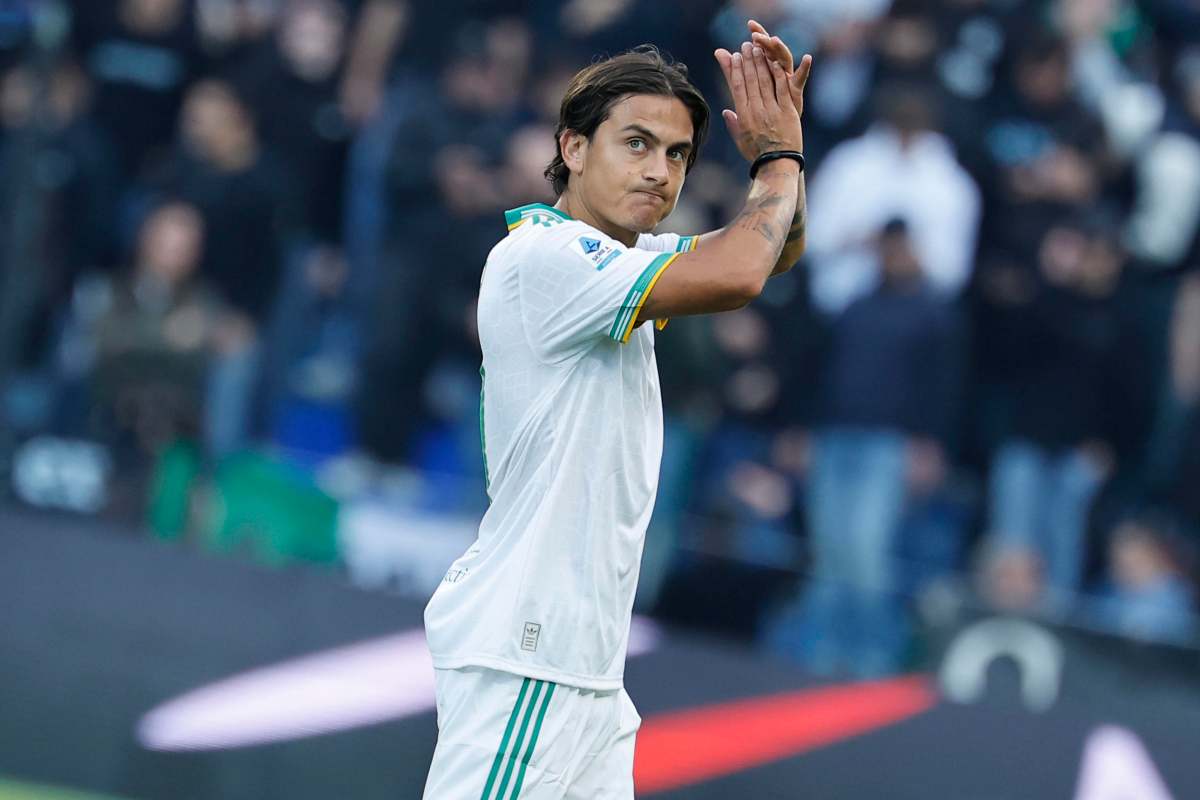 Paulo Dybala applaude i tifosi