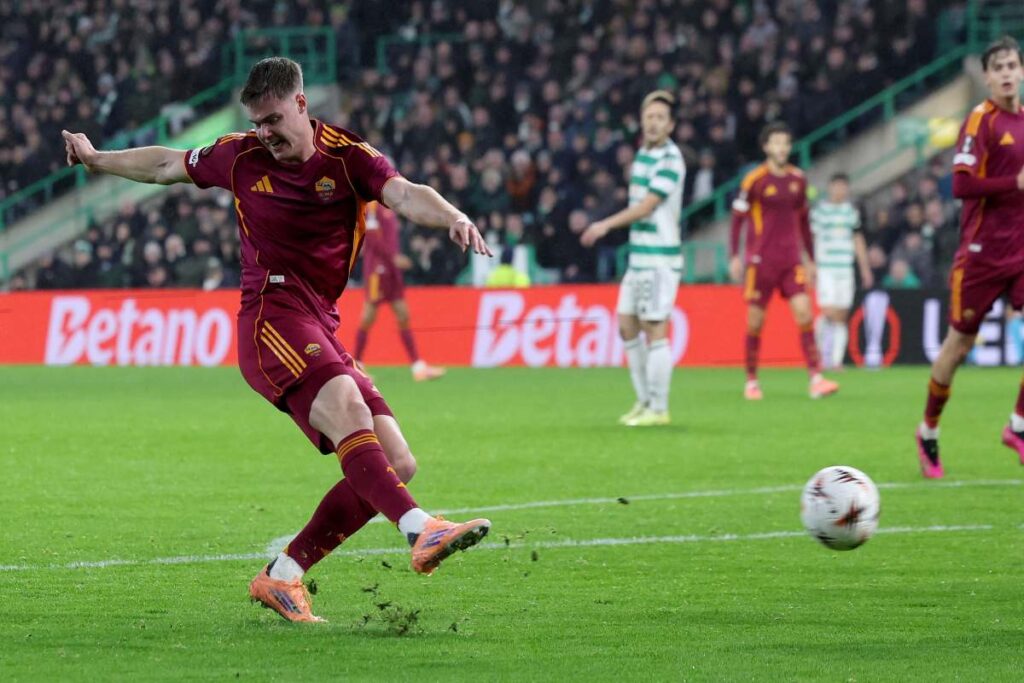 Evan Ferguson calcia il pallone contro il Celtic