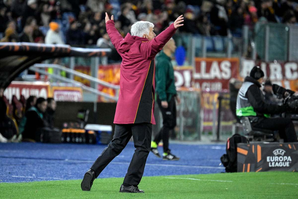 Gasperini allarga le braccia in panchina