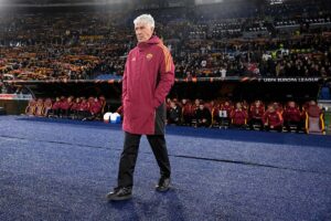 Gian Piero Gasperini cammina in panchina