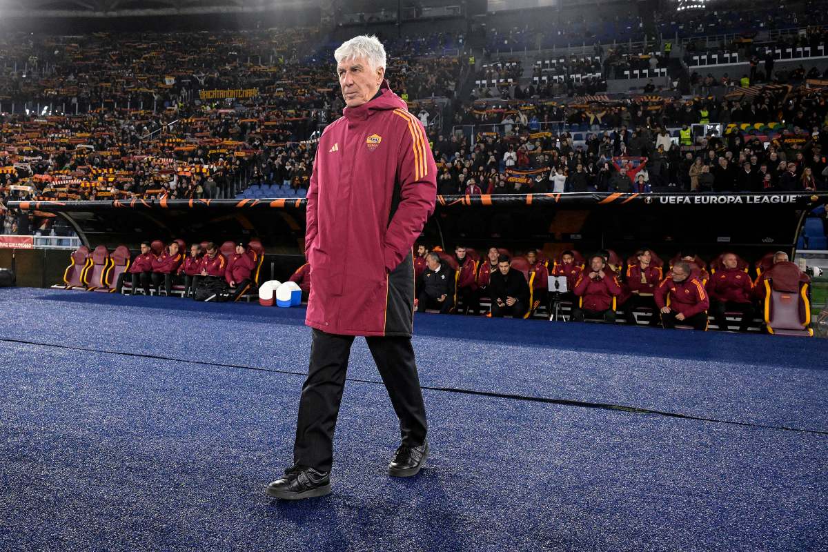 Gian Piero Gasperini cammina in panchina