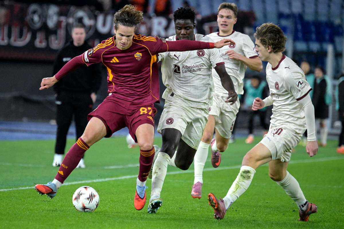 Daniele Ghilardi prova una giocata in campo con la Roma