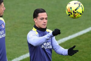 Giacomo Raspadori durante il riscaldamento