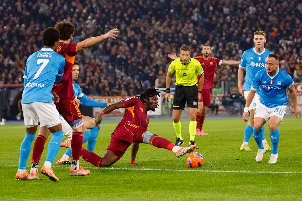 Manu Koné arpiona un pallone da terra