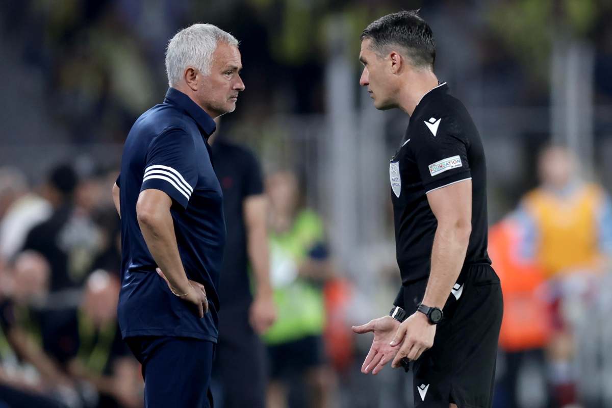 L'arbitro Kovàcs a colloquio con Mourinho