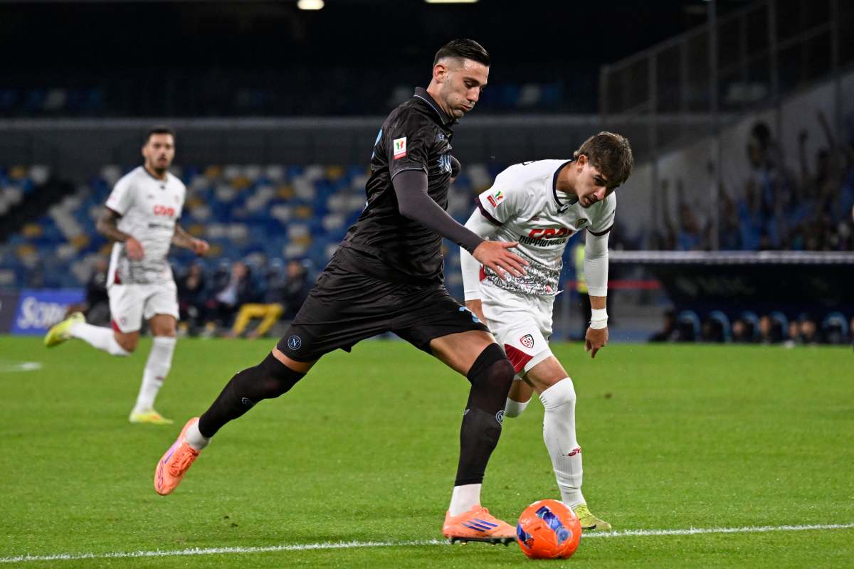 Lorenzo Lucca difende un pallone con il Napoli