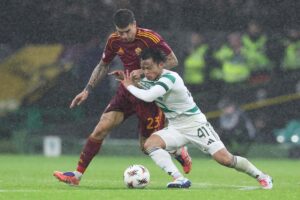 Gianluca Mancini a contrasto con un giocatore del Celtic