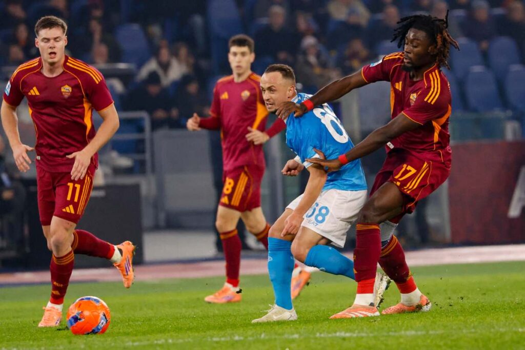 Manu Koné tenta di strattonare Lobotka