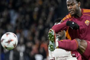 Evan Ndicka in azione con la Roma