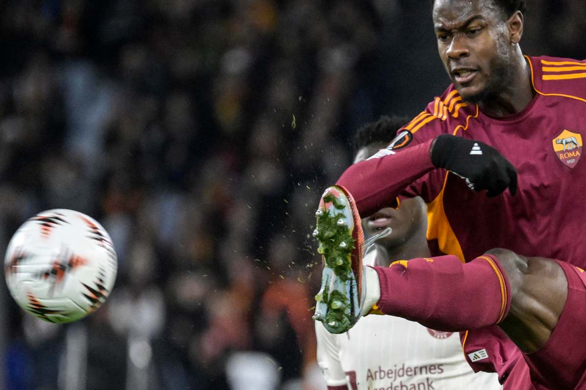 Evan Ndicka in azione con la Roma