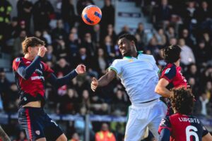 Evan Ndicka stacca di testa contro il Cagliari