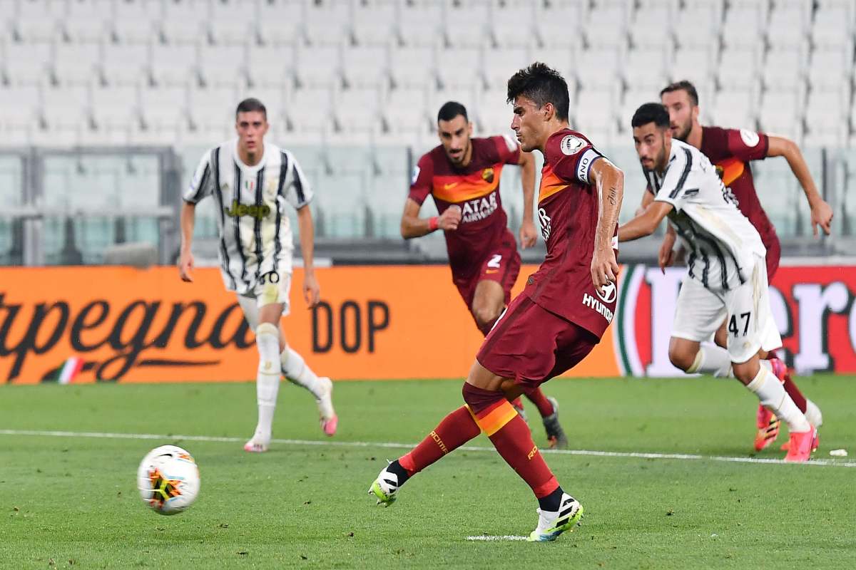 Diego Perotti calcia un rigore contro la Juventus
