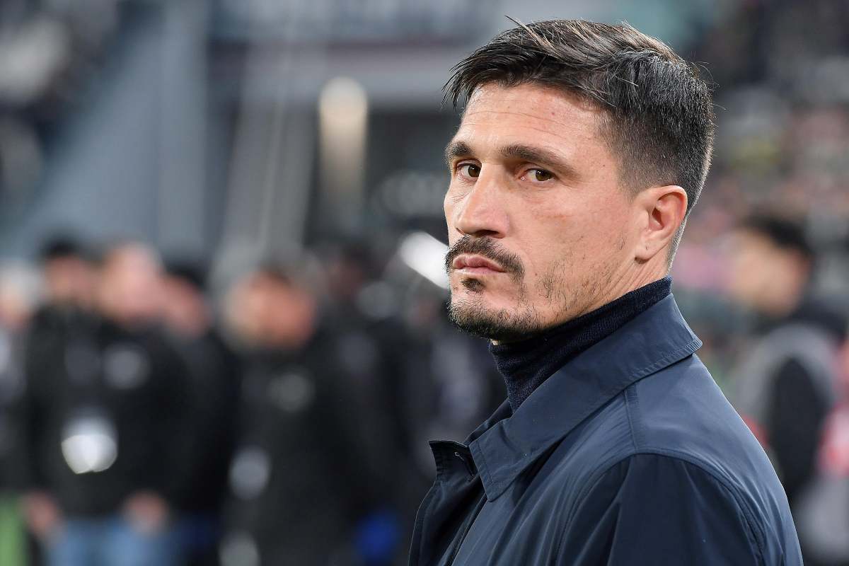 Fabio Pisacane concentrato in panchina