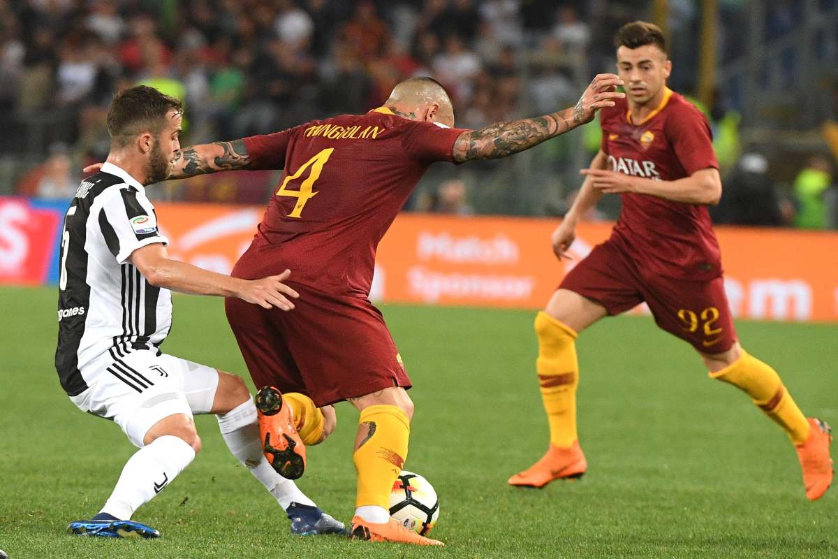 Miralem Pjanic a contrasto con Nainggolaan 