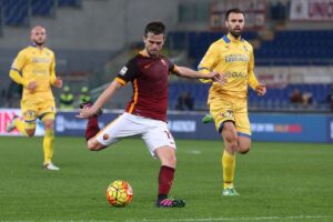 Miralem Pjanic che carica una punizione