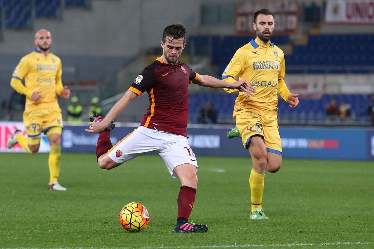Miralem Pjanic che carica una punizione