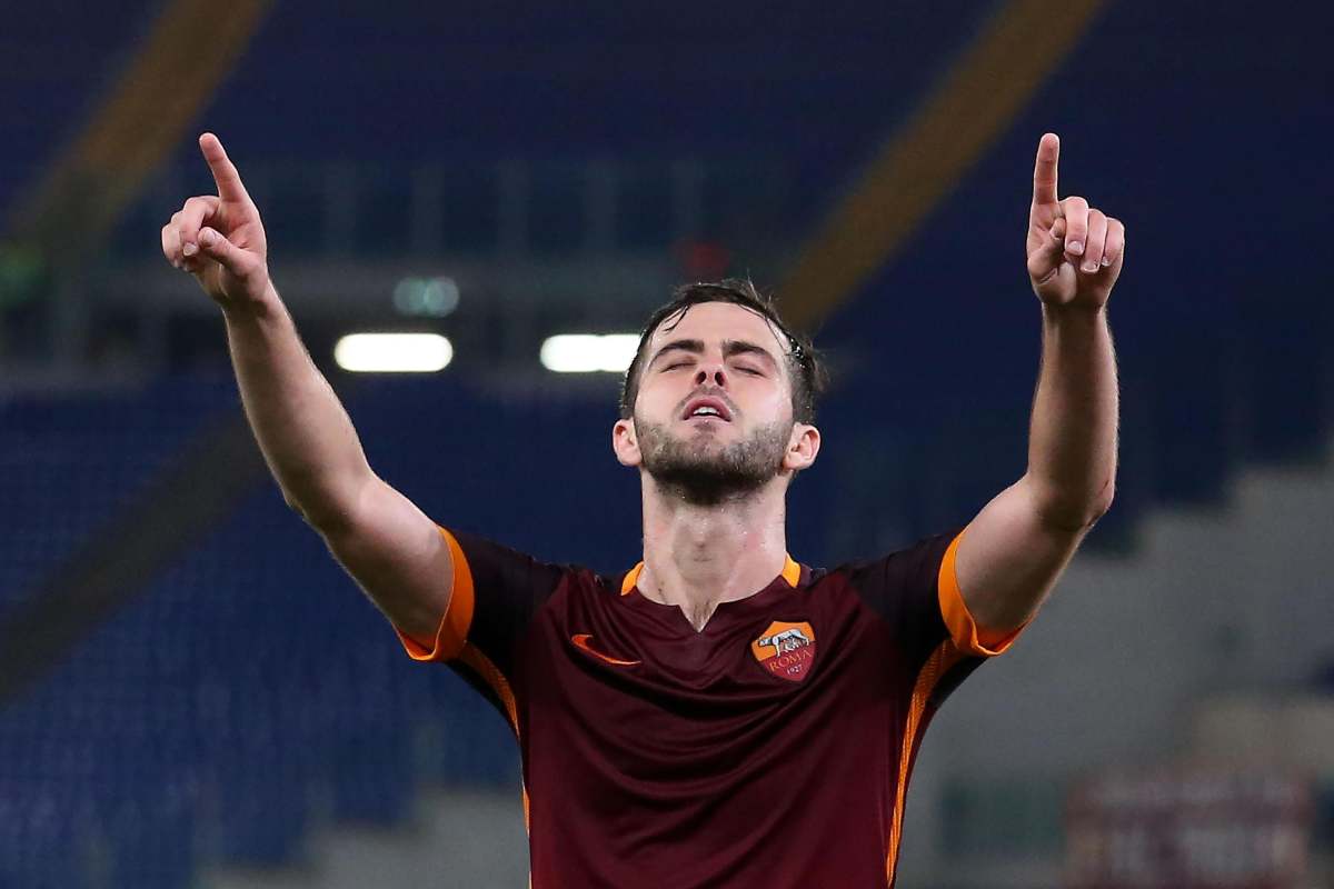 Pjanic esulta alzando le mani dopo un gol con la Roma