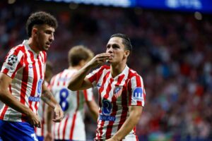 Raspadori esulta dopo un gol con affianco Ruggeri