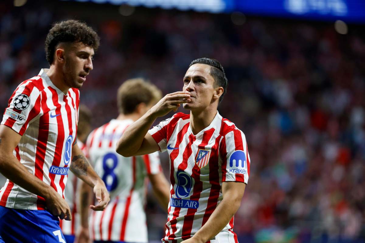 Raspadori esulta dopo un gol con affianco Ruggeri