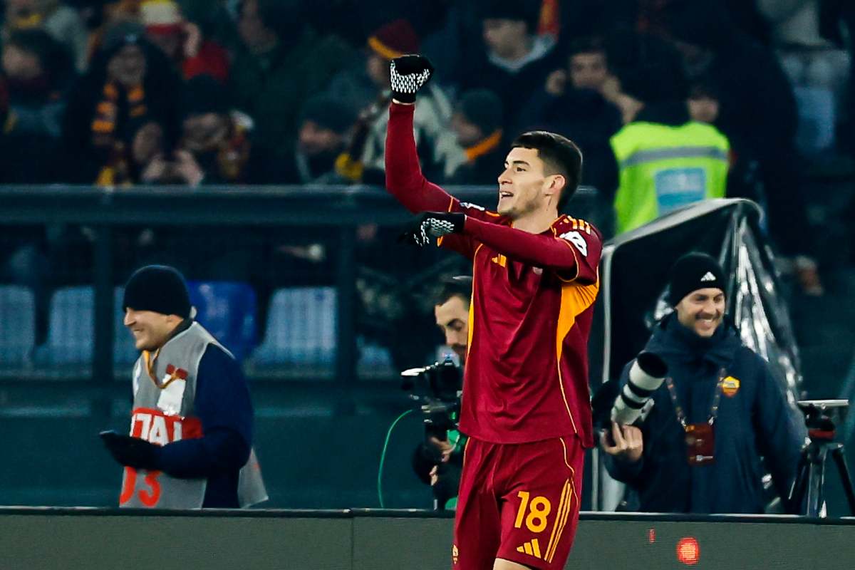 Soulé esulta alzando il pungo al cielo e sorridendo 