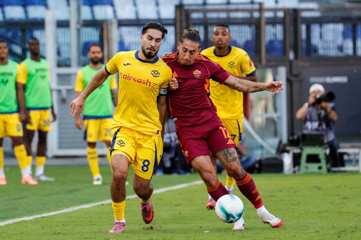 Tsimikas a contrasto con un giocatore del Verona