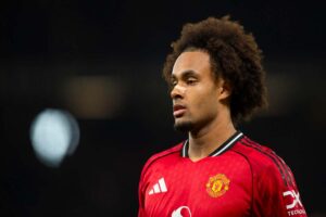 Zirkzee concentrato durante una partita