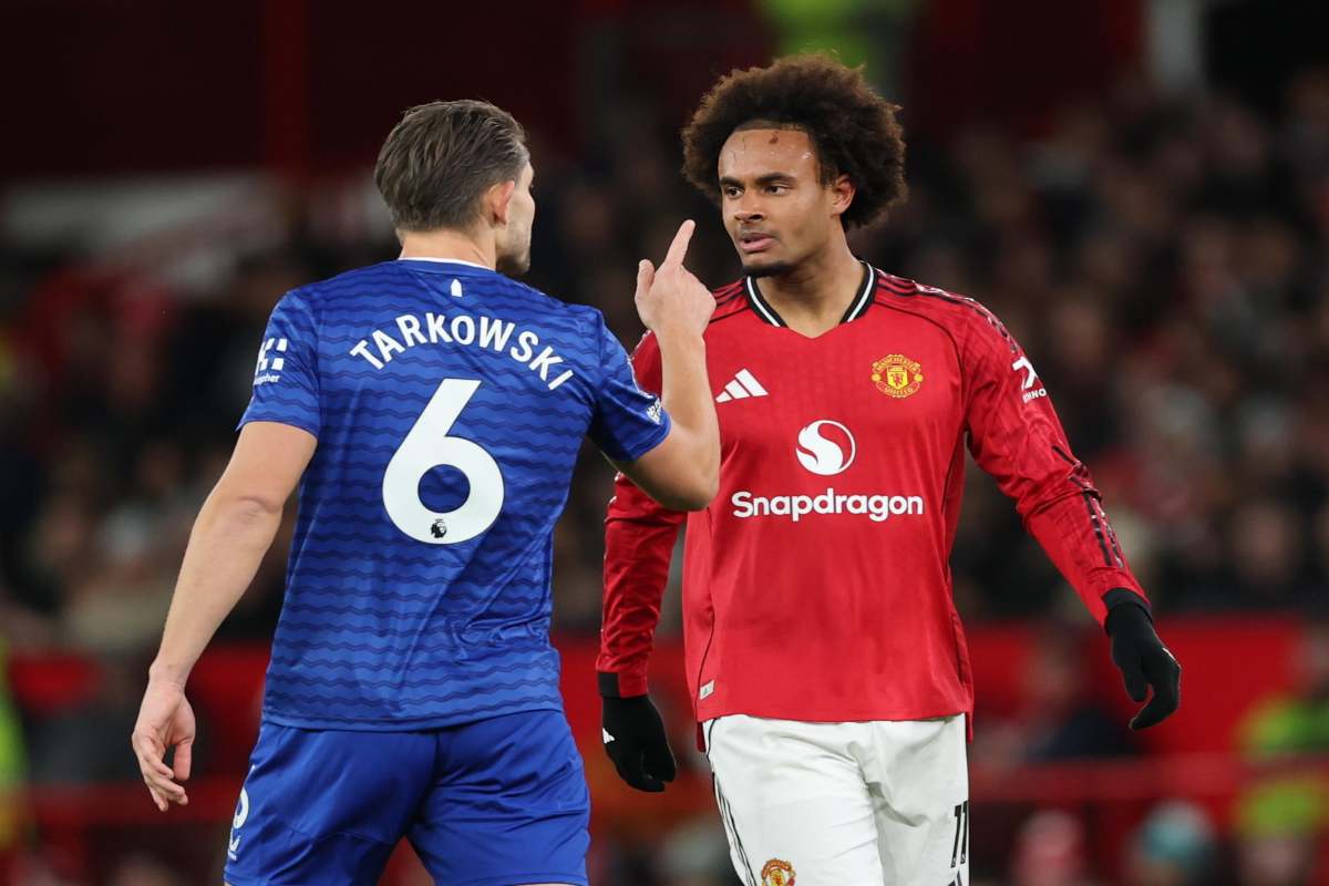 Joshua Zirkzee litiga con un giocatore dell'Everton