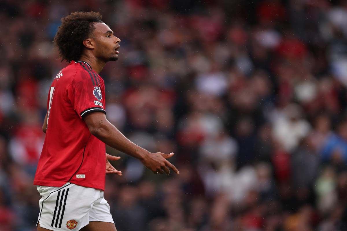 joshua Zirkzee mentre cammina per Old Trafford