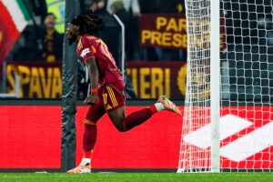 Manu Koné esulta correndo in campo