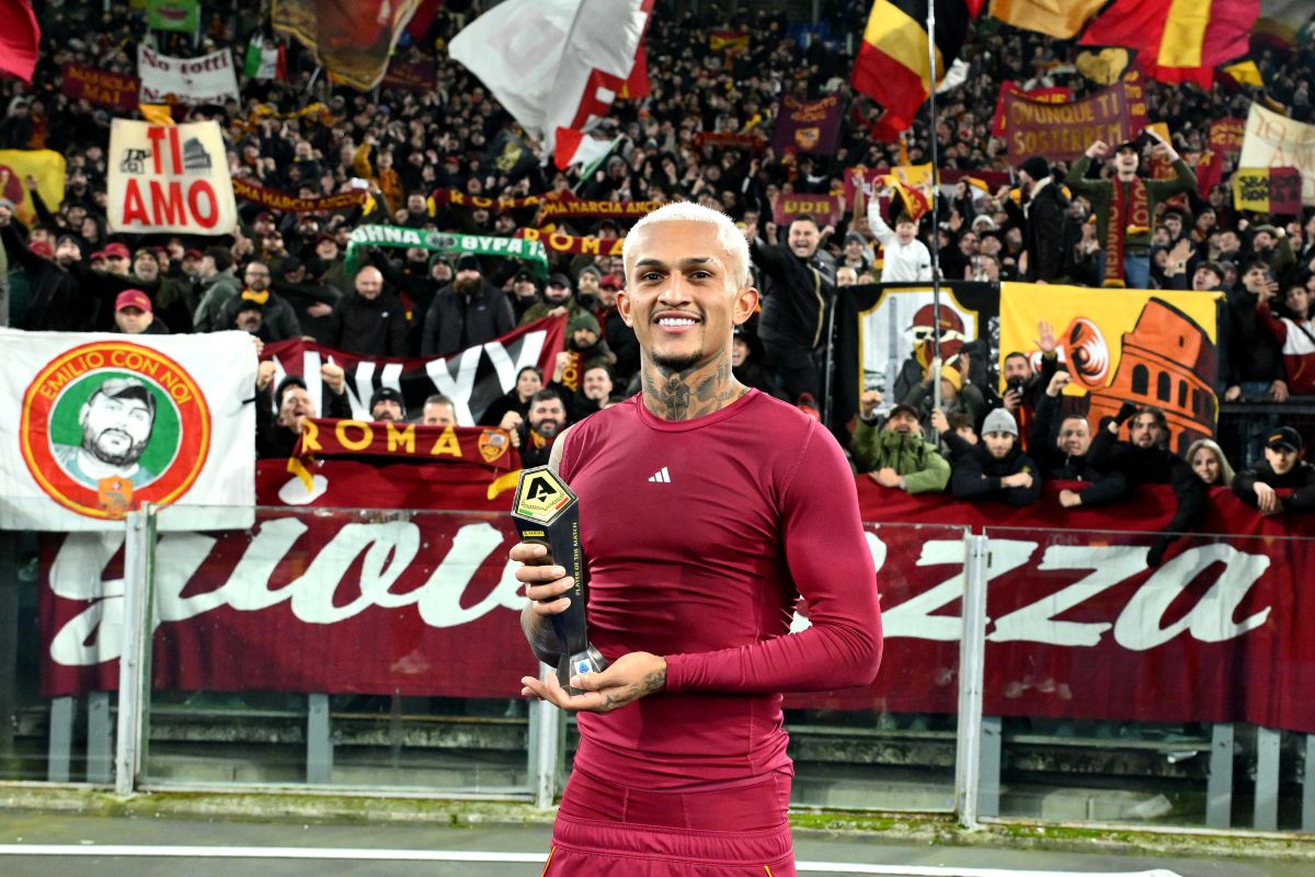 Wesley mentre sorride con il premio di uomo partita in mano
