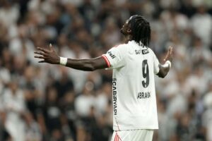 Tammy Abraham esulta allargando le braccia