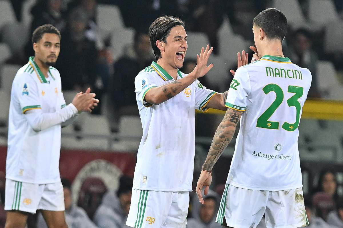 Paulo Dybala sorride e batte le mani a Mancini