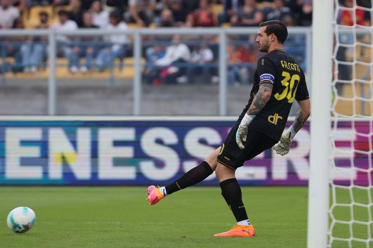 Wladimiro Falcone passa il pallone con il piede