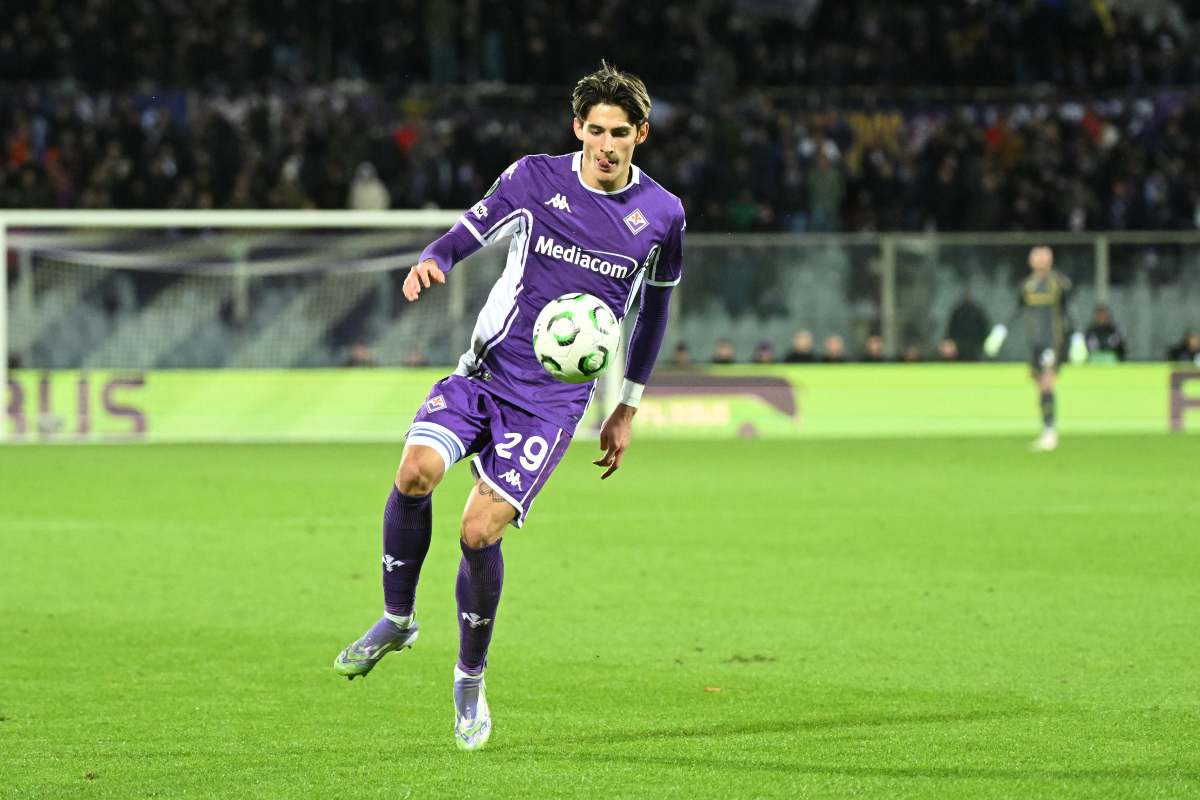 Fortini controlla il pallone in campo con la Fiorentina