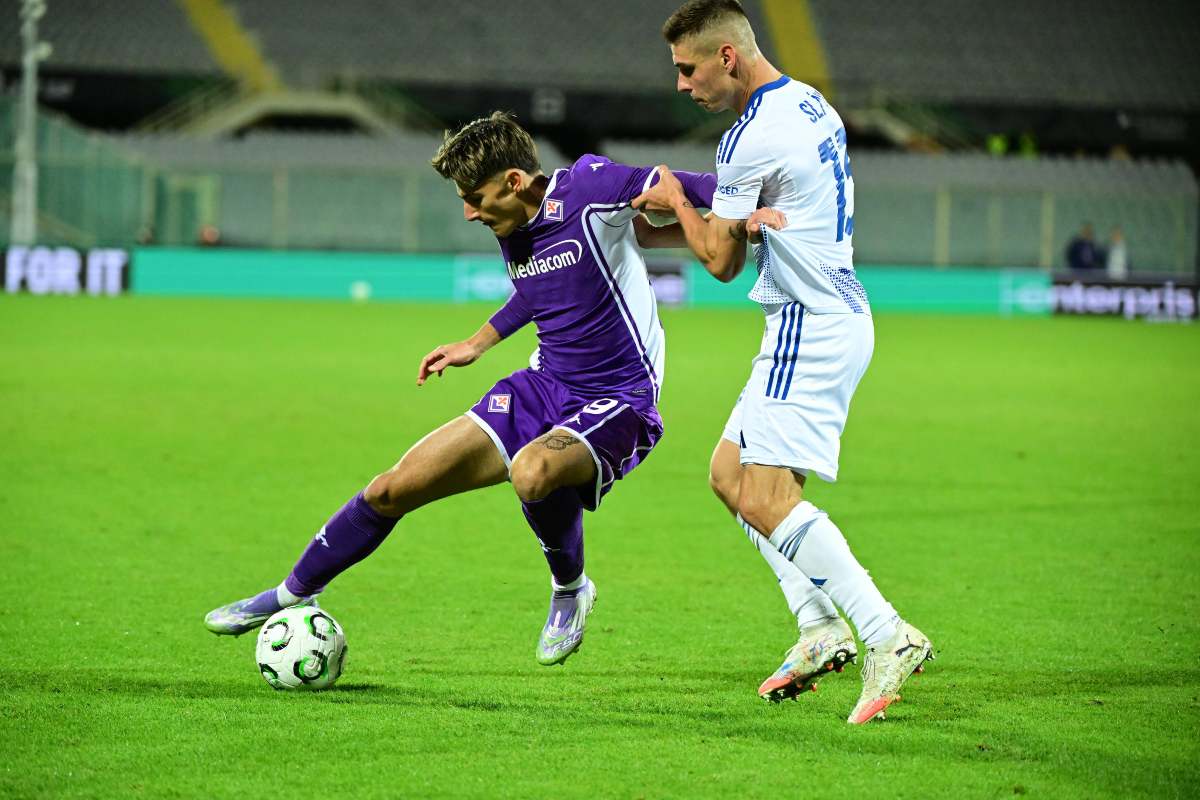 Niccolò Fortini controlla il pallone difendendolo con il corpo