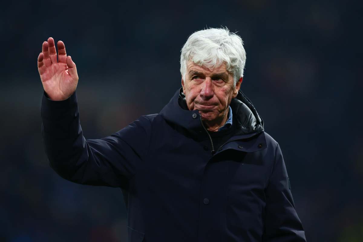 Gian Piero Gasperini saluta i tifosi dell'Atalanta