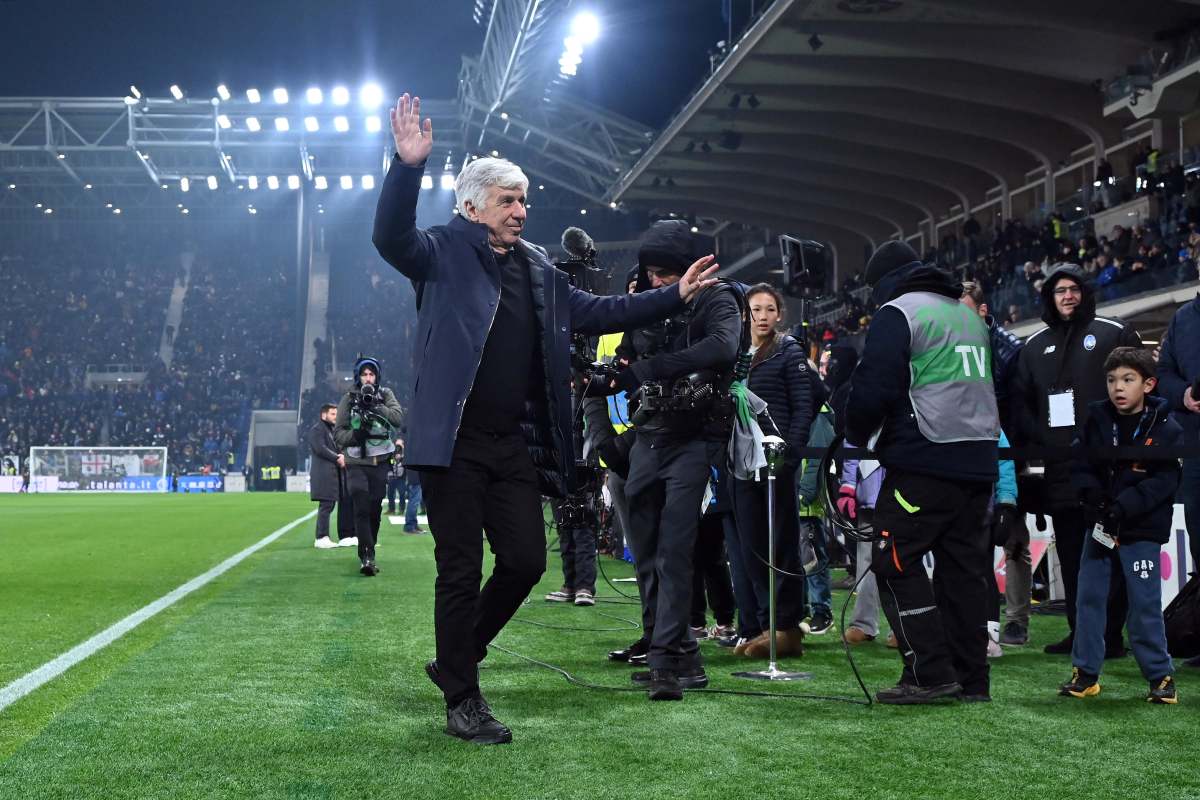 Gian Piero Gasperini saluta i tifosi dell'Atalanta