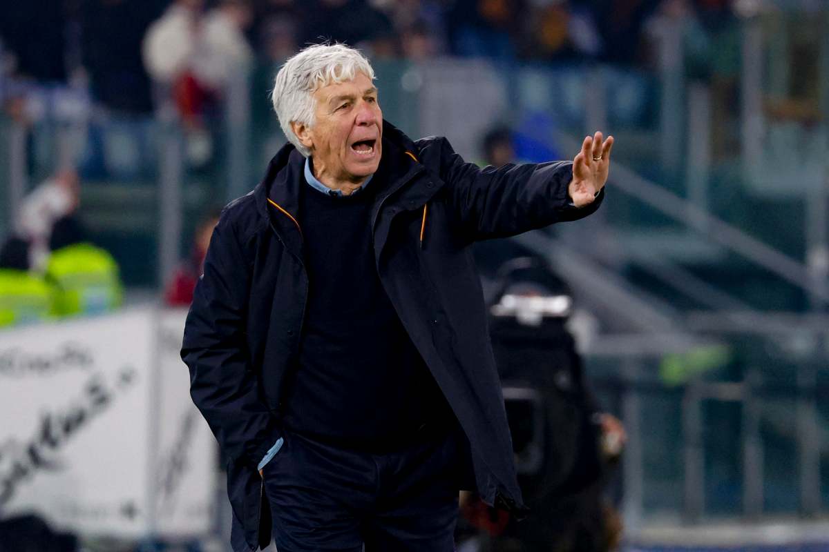 Gian Piero Gasperini da indicazioni ai suoi giocatori