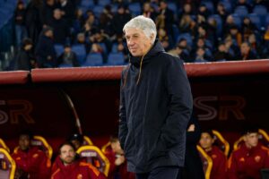 Gian Piero Gasperini sorridente in panchina con la Roma