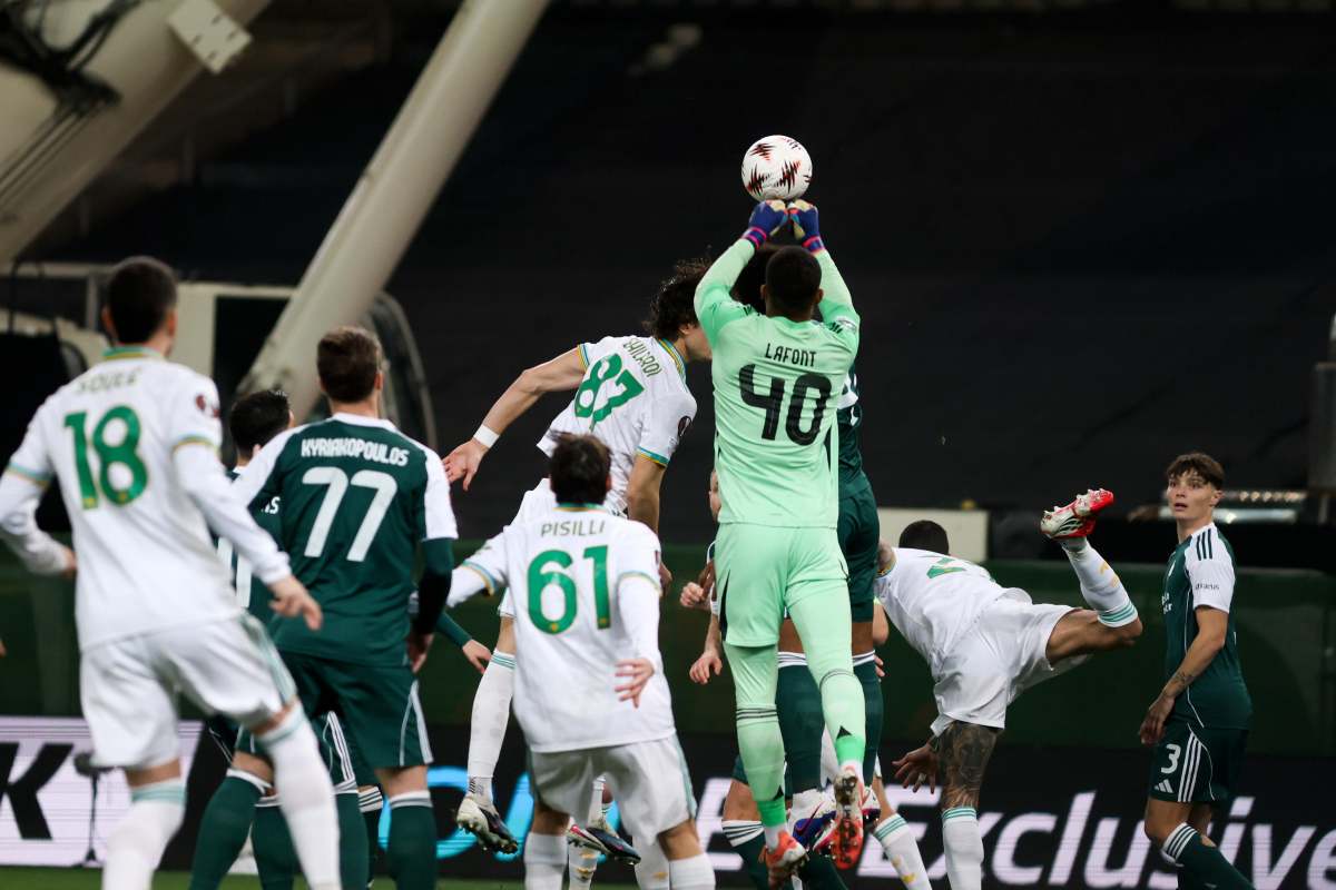 Ghilardi prova a colpire di testa anticipando Lafont