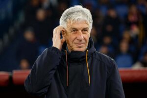 Gian Piero Gasperini sorride a bordo campo