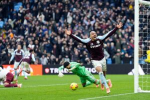 Malen esulta allargando le braccia dopo un gol