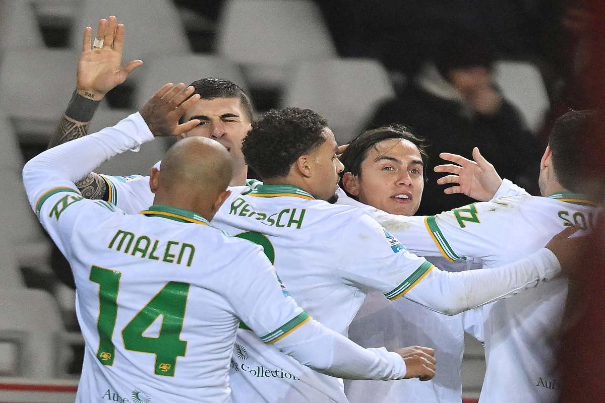 La Roma festeggia abbracciandosi il gol dello 0-2 contro il Torino