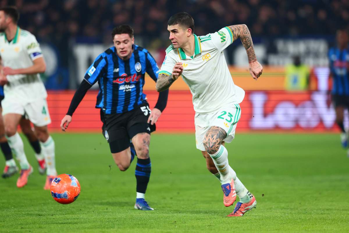 Gianluca Mancini conduce il pallone pressato da Zalewski 