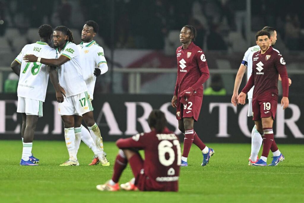 Robinio Vaz abbraccia Manu Koné dopo Torino Roma