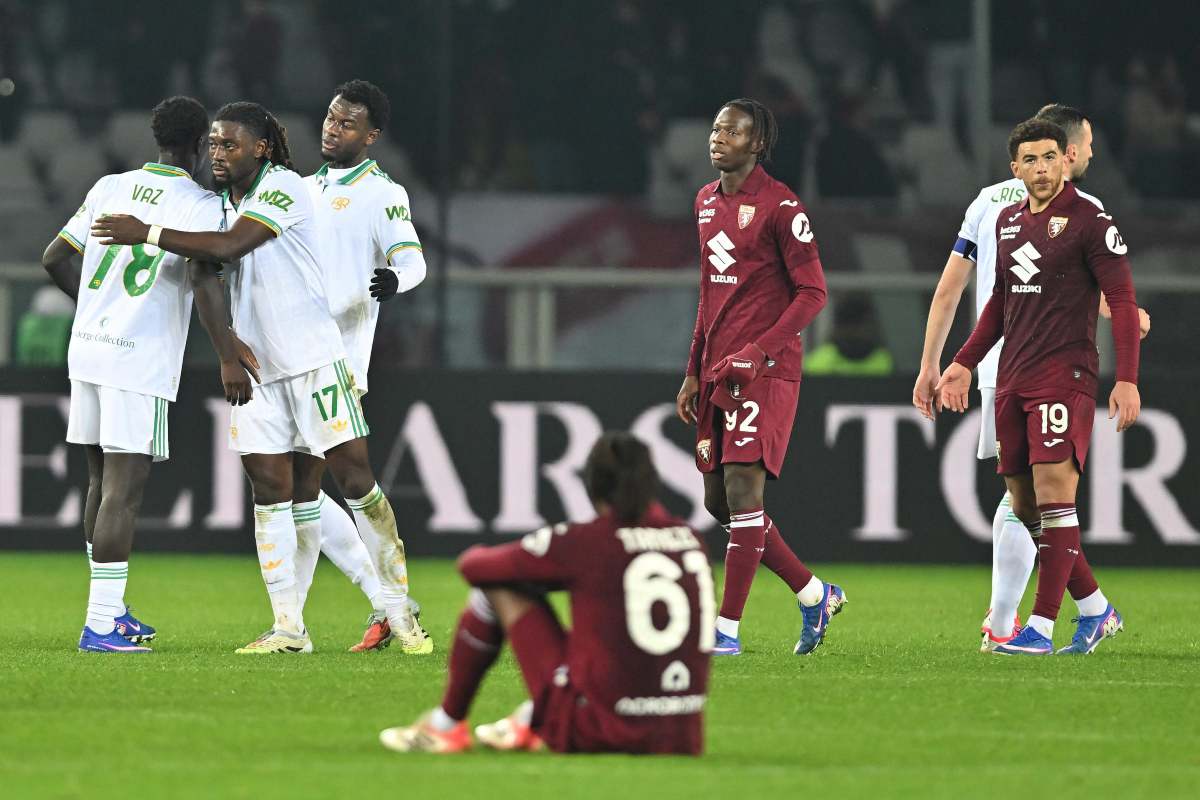 Robinio Vaz abbraccia Manu Koné dopo Torino Roma