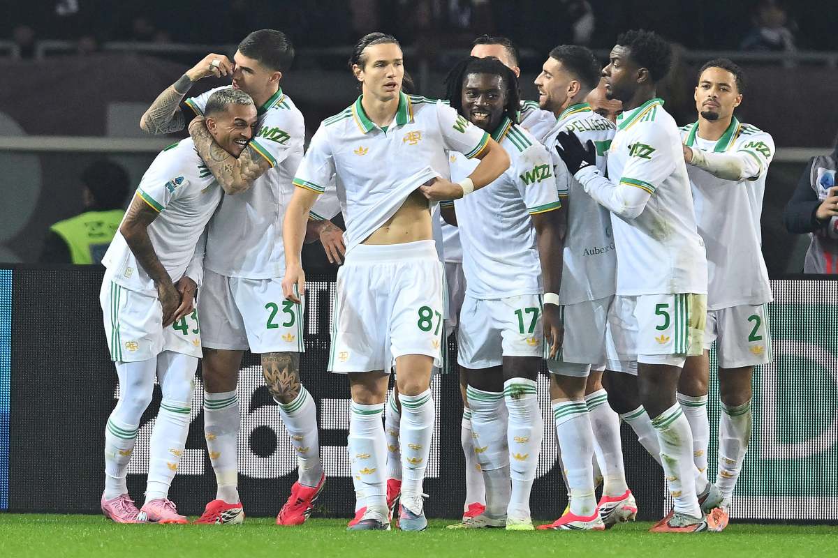 I giocatori della Roma festeggiano il gol contro il Torino 