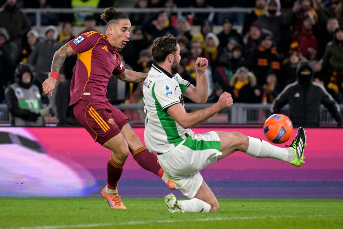 Tsimikas crossa contro il Sassuolo